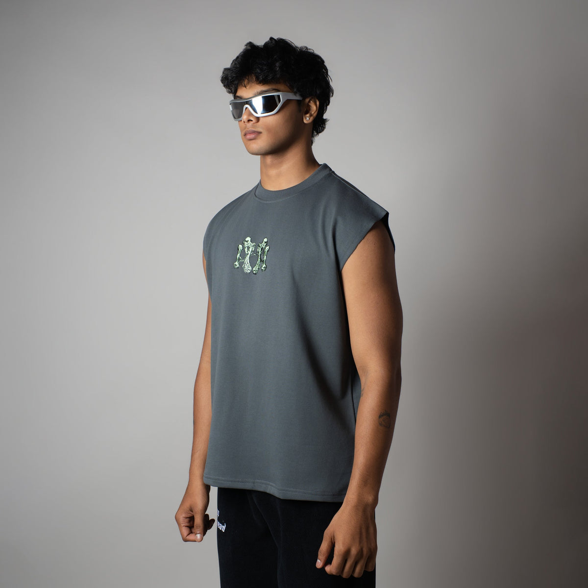 CHARCOAL BONE GRAPHIC SLEEVELESS T-SHIRT